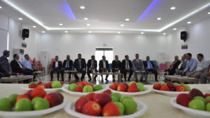 Silifke’de bayramlaşmada şeker yerine çilek ve erik ikram edildi