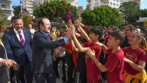 Vali Pehlivan, öğretmen ve öğrencilerle buluştu
