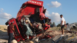 Nakliye kamyonu şarampole uçtu: 4 ölü