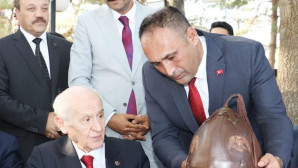 Başkan Yılmaz’dan Bahçeli’ye Malazgirt Zaferinin yıl dönümünde anlamlı hediye