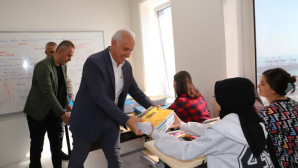 Başkan Gültak, üniversiteye hazırlanan öğrencilere kaynak kitaplar hediye etti