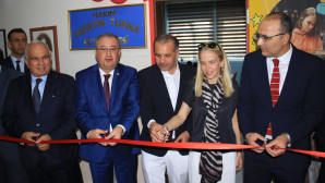 Örnek babaya vefa: Doktor oğlu köyün okuluna kütüphane yaptırdı