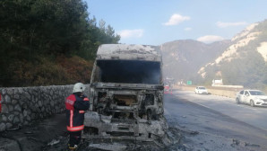 Tarsus’ta yanan tır kullanılmaz hale geldi