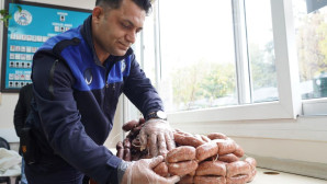Tarsus’ta etiketsiz 23 kilogram sucuk ele geçirildi