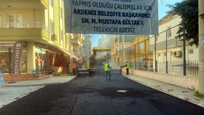 AKDENİZ’DE ASFALT SERİMİ, KİLİT TAŞI VE KALDIRIM YENİLEME ÇALIŞMALARI SÜRÜYOR