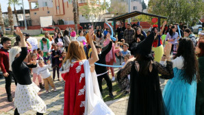 Mersin’deki depremzede çocuklar depremin etkilerini eğlenerek atıyor
