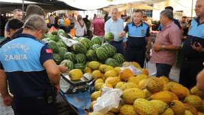 AKDENİZ BELEDİYESİ ZABITA EKİPLERİNDEN FİYAT, ETİKET VE TARTI DENETİMİ