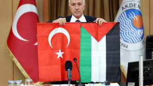 MECLİS TOPLANTISINDA FİLİSTİN BAYRAĞI AÇAN BAŞKAN GÜLTAK; “İSRAİL’İN UYGULADIĞI SOYKIRIM DERHAL DURDURULMALI”