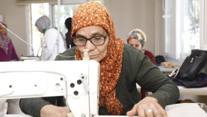Akdeniz Belediyesi’nin kurslarıyla oğluna çeyiz düzüyor