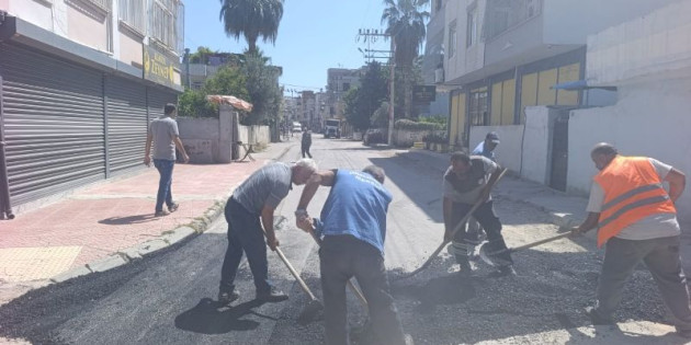 AKDENİZ’DE ASFALT YAMA ÇALIŞMALARI HIZ KESMEDEN DEVAM EDİYOR
