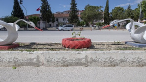Mersin Büyükşehir Belediyesi, atık lastiklerle Mut’u süsledi