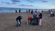 Vatandaş ile belediye çalışanları el ele sahili temizledi