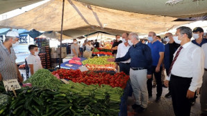 Akdeniz’de pazar yerinde korona virüs denetimi
