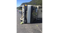 Tarsus’ta sebze yüklü kamyon devrildi: 2 yaralı