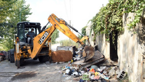 Tarsus’ta bir evden 8 kamyon çöp çıkarıldı