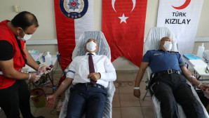 Mersin polisinden kan bağışı kampanyasına destek