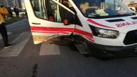 Ambulans ile otomobil çarpıştı: 1 yaralı