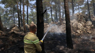 Orman yangınında soğutma çalışmaları devam ediyor