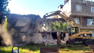 Akdeniz’de tehlike oluşturan binalar yıkılıyor