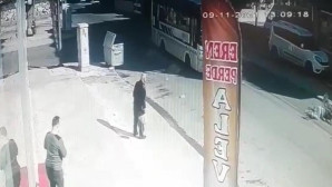 Minibüsün çarptığı kadın metrelerce sürüklendi
