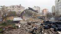 Akdeniz’de metruk binaların yıkımı devam ediyor