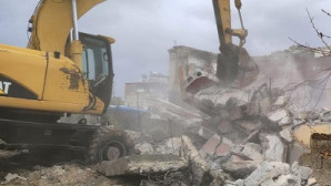 Toroslar’da tehlike oluşturan metruk binalar yıkılıyor