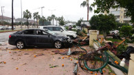 Fırtına binanın çatısını uçurdu, araçlarda hasar oluştu