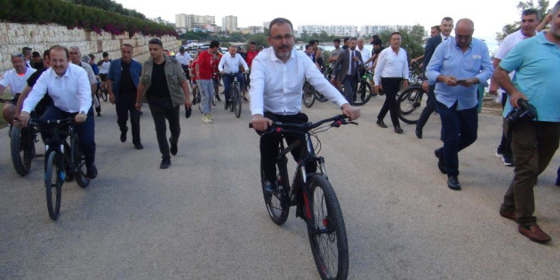 Gençlik ve Spor Bakanı Kasapoğlu, Akkum Gençlik Kampı açılışına bisikletle geldi