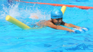 Toroslar’da yüzlerce çocuk yüzme öğreniyor